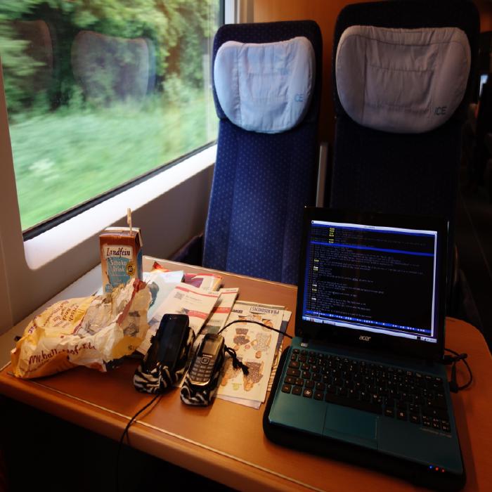 de_Faster IT arbeitet global. Ein Zug, ein Flugzeug, ein Schreibtisch bei unserem Kunden sind alles prima Arbeitsplätze für uns..jpg